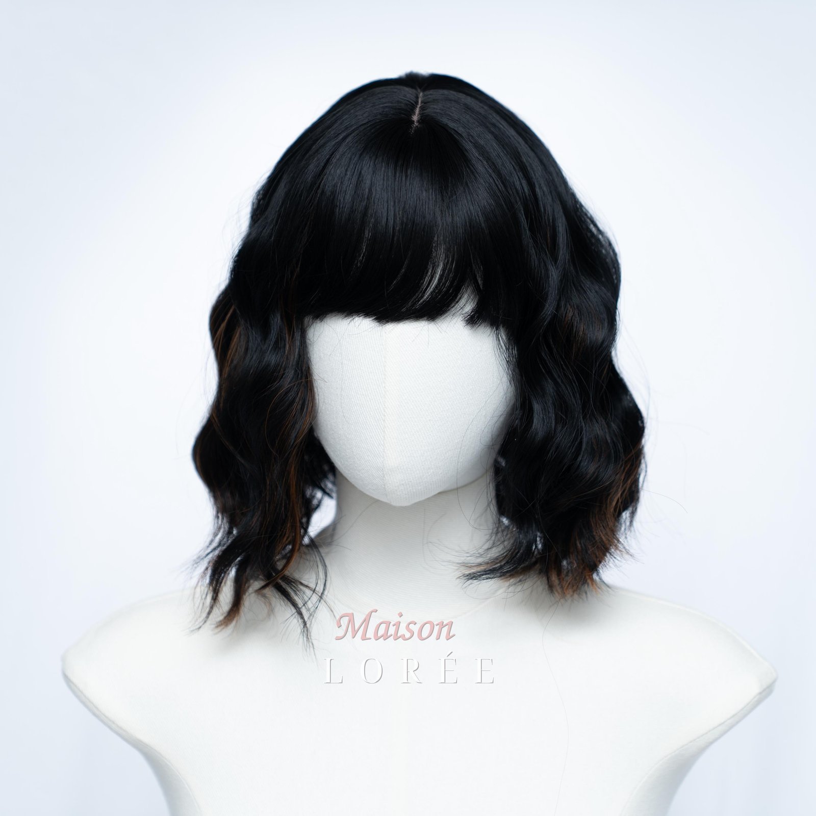 Perruque carrée noire de 30 cm (12 po.) ondulée avec franges châtains rehaussées de cheveux synthétiques