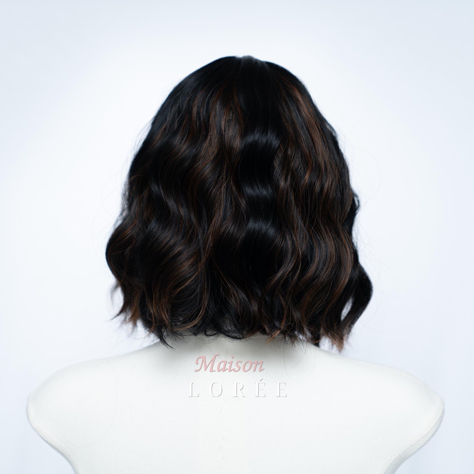 Perruque carrée noire de 30 cm (12 po.) ondulée avec franges châtains rehaussées de cheveux synthétiques – Image 4