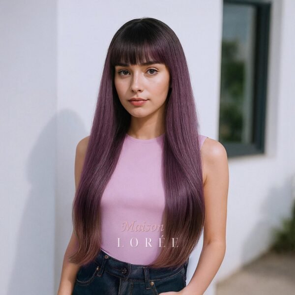 Droite ombrée violette avec frange — lisse, 60 cm, teinte rose & violet — portée, vue de face