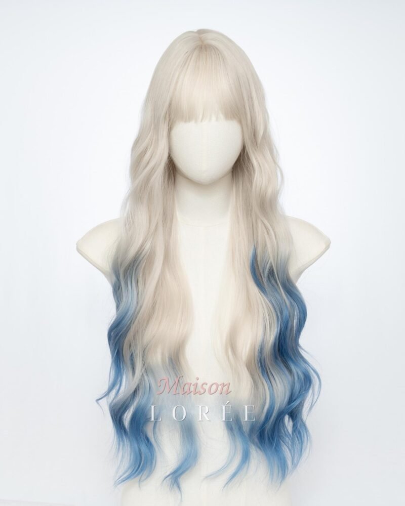 Ondulée blonde à bleue avec frange