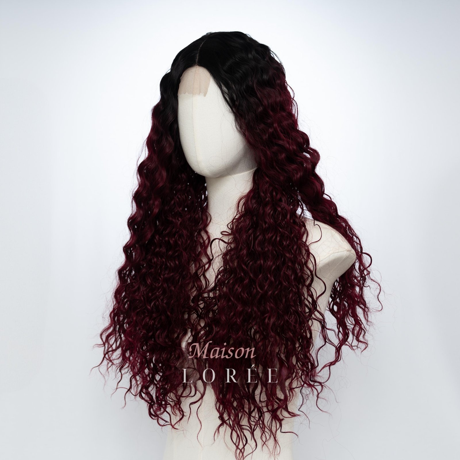 Perruque bouclée bordeaux ombré 61 cm – Image 2