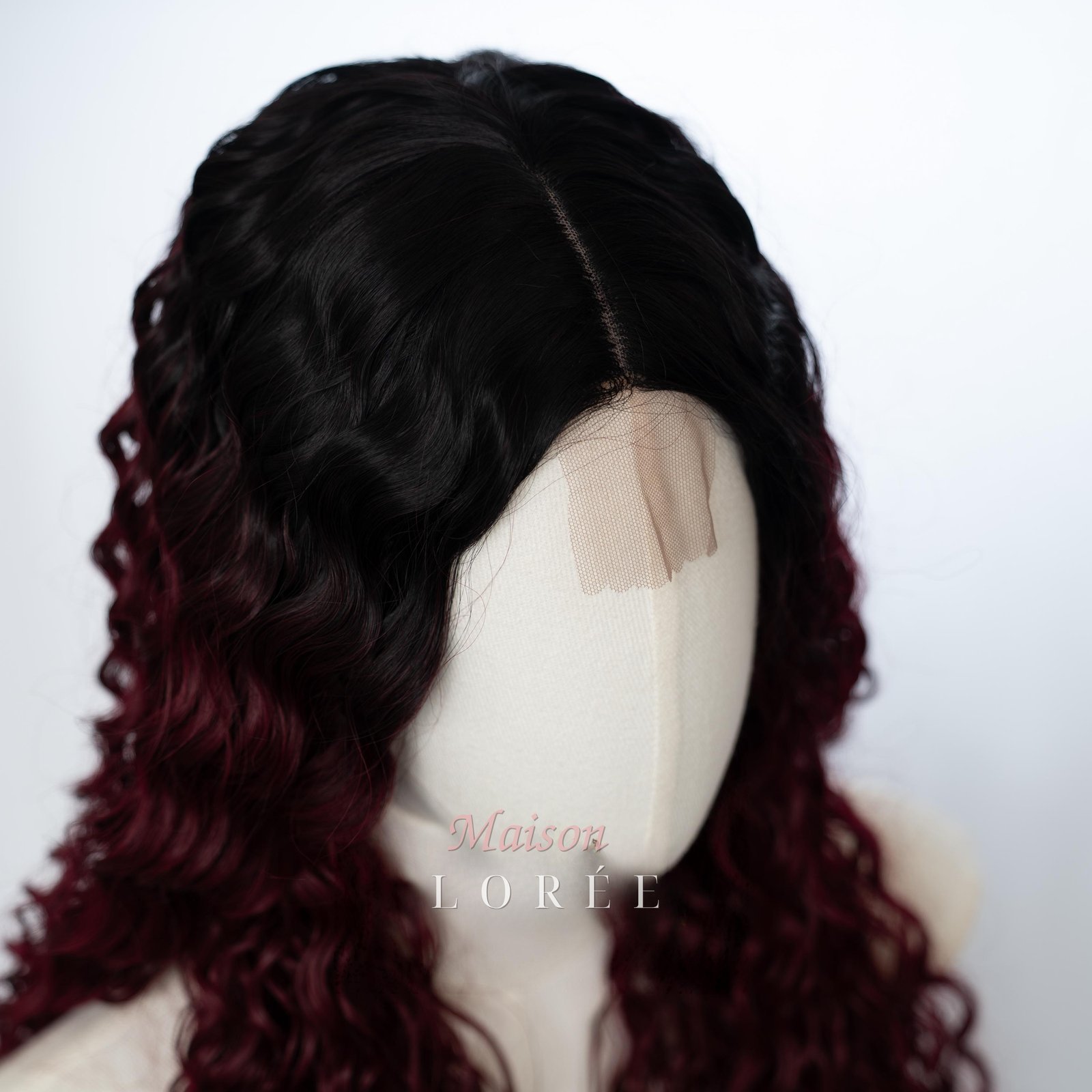Perruque bouclée bordeaux ombré 61 cm – Image 3