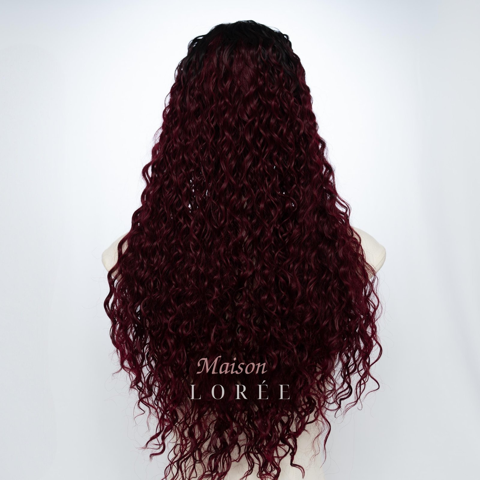 Perruque bouclée bordeaux ombré 61 cm – Image 4