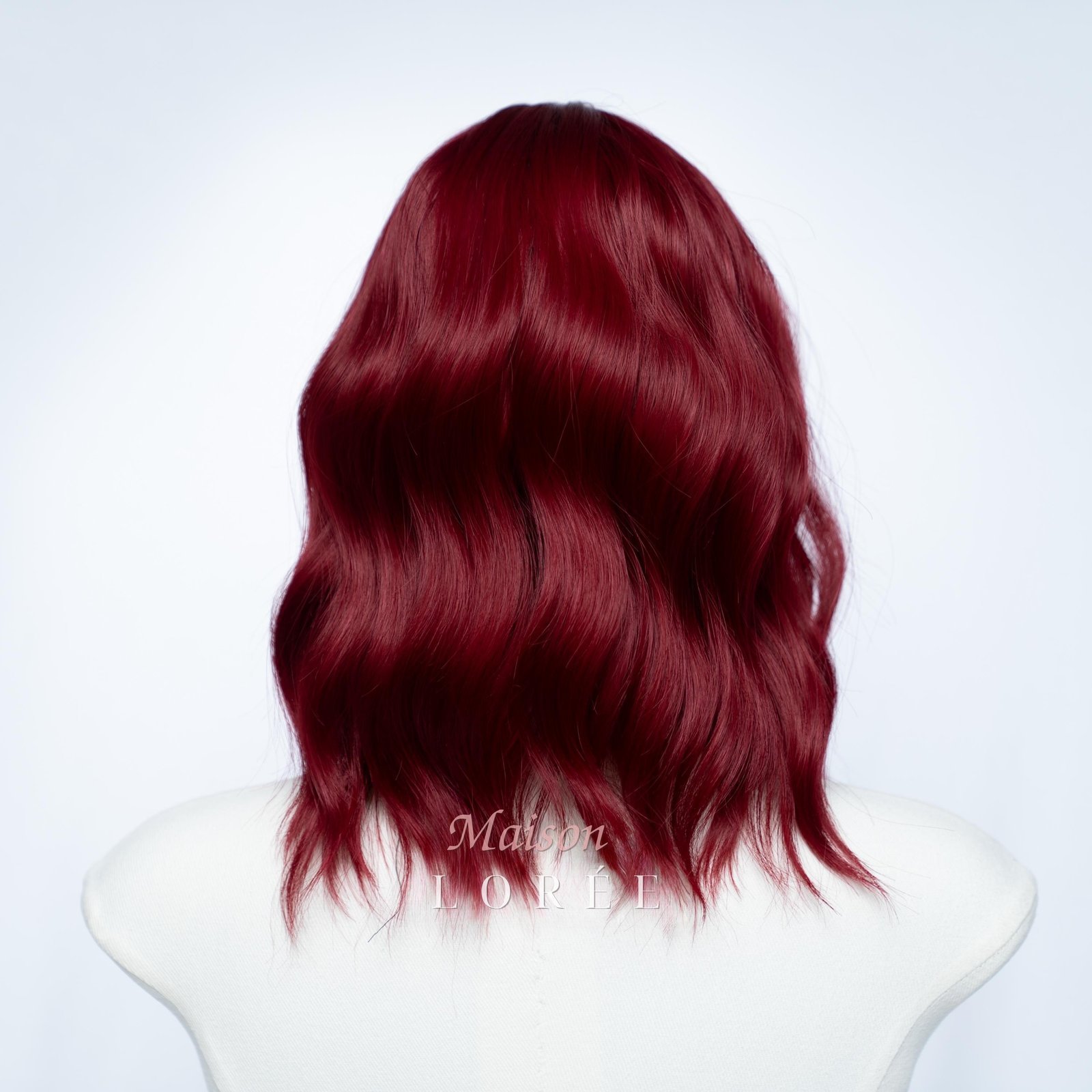 Perruque carrée ondulée rouge vif avec frange — ondulée, 30 cm, teinte rouge — vue de dos