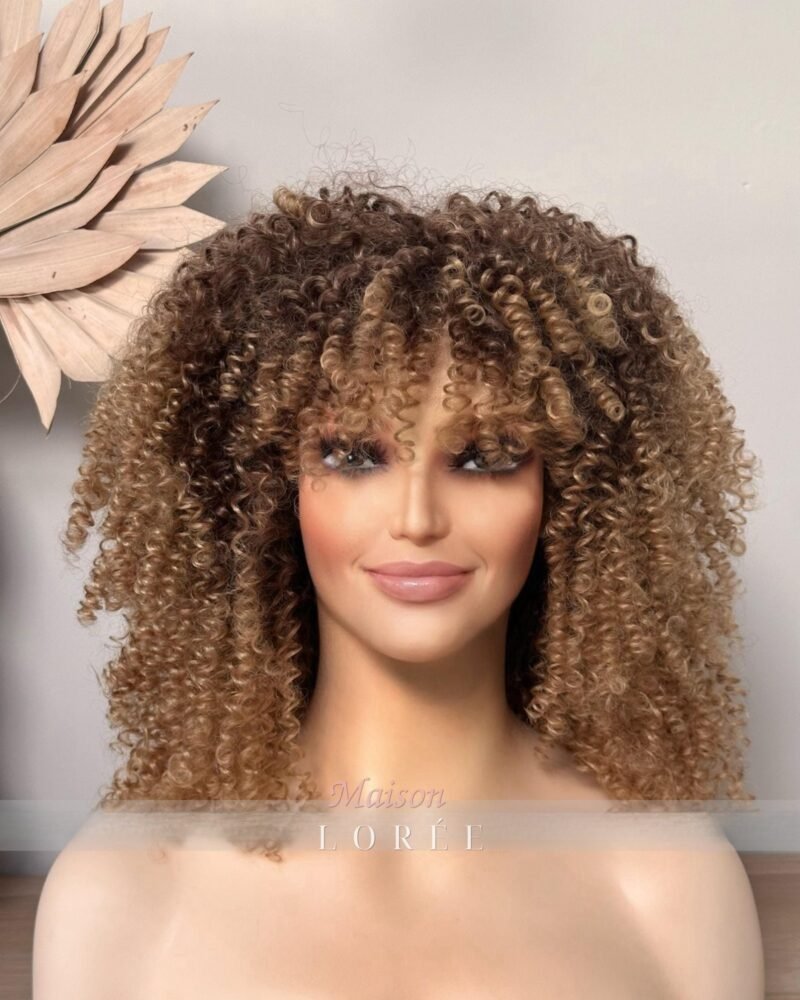 Perruque afro-bouclée blonde ombrée avec frange