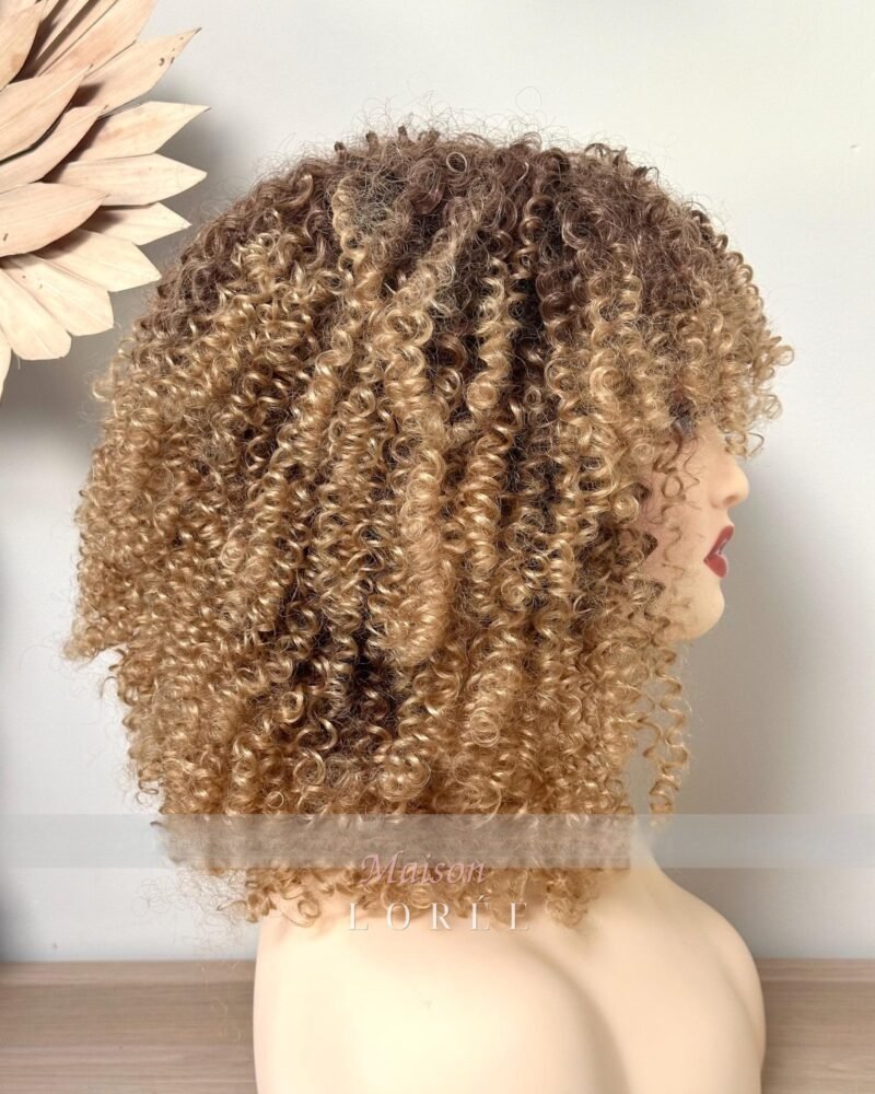 Perruque afro-bouclée blonde ombrée avec frange