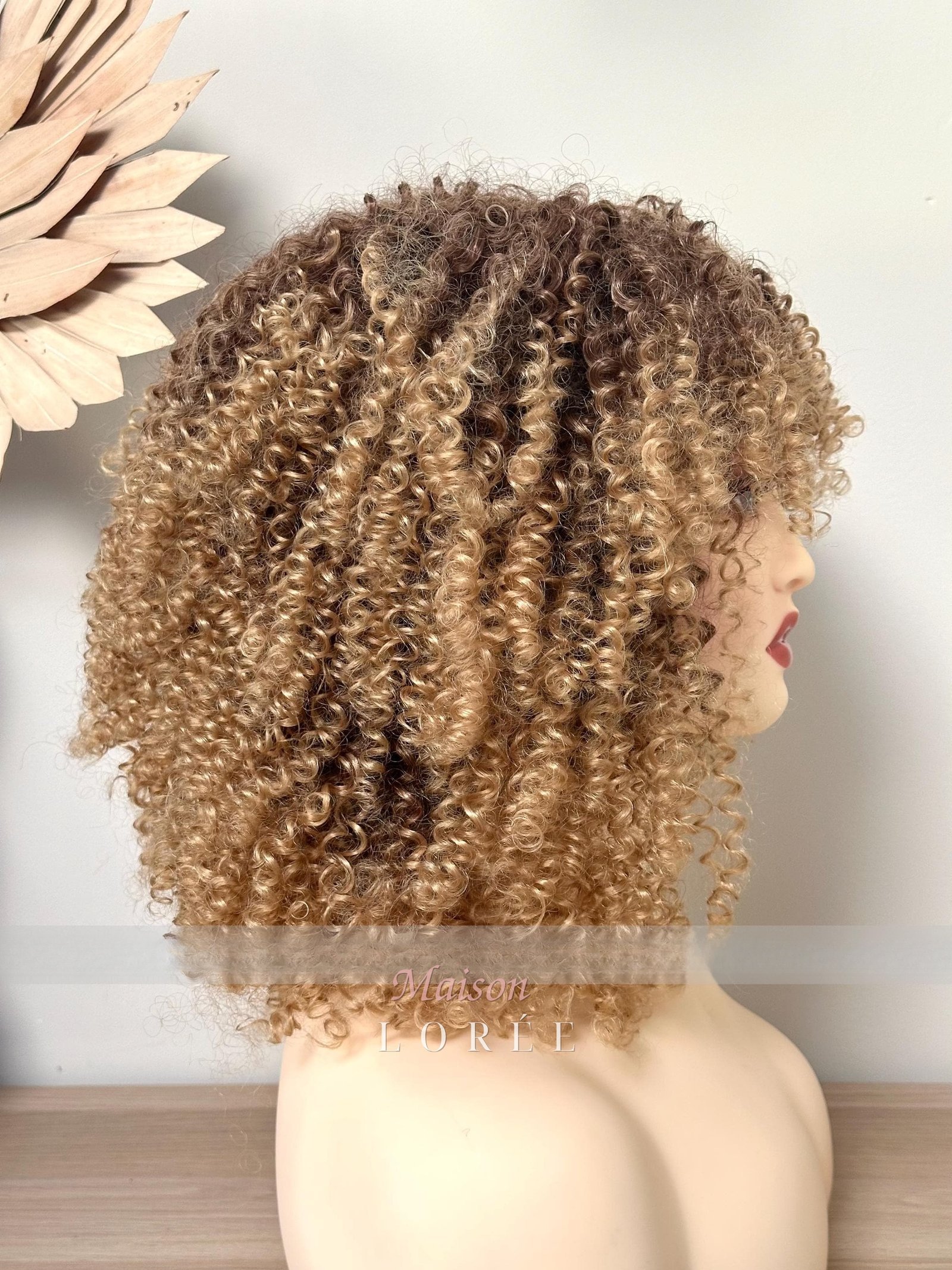 Perruque afro-bouclée blonde ombrée avec frange – Image 2