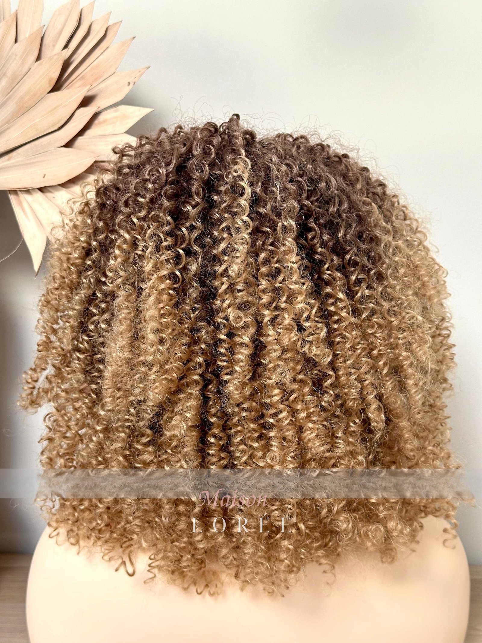Perruque afro-bouclée blonde ombrée avec frange – Image 3
