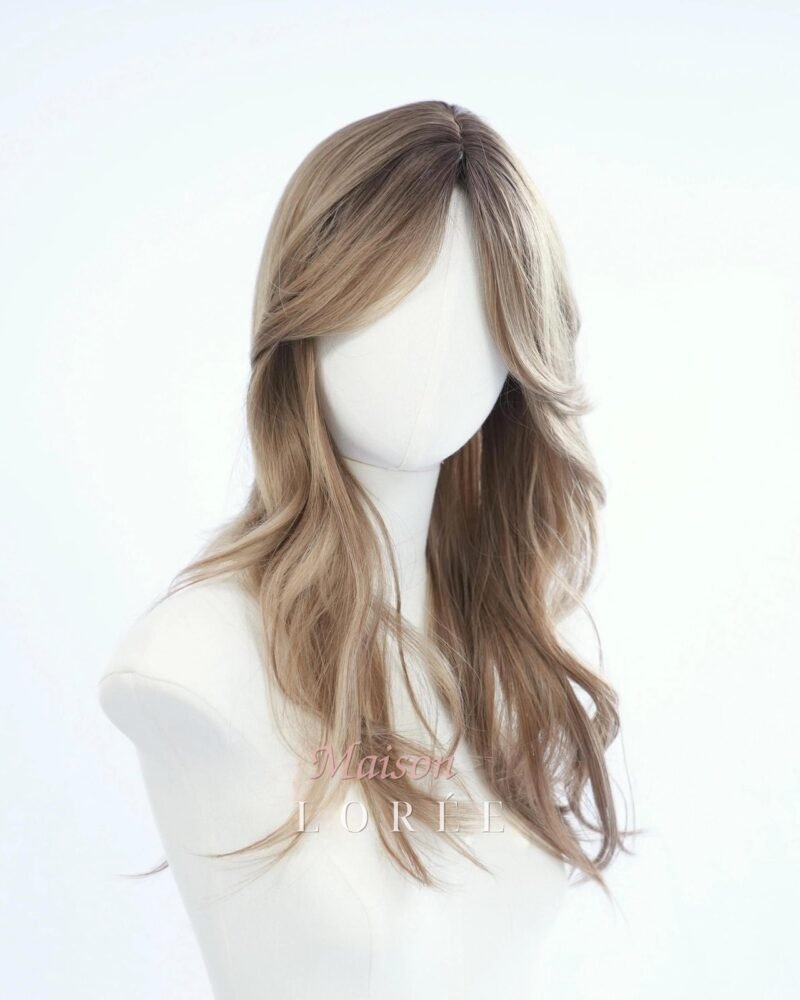 Perruque à balayage ondulée blonde cendrée de 22 pouces avec racines brunes et frange rideau