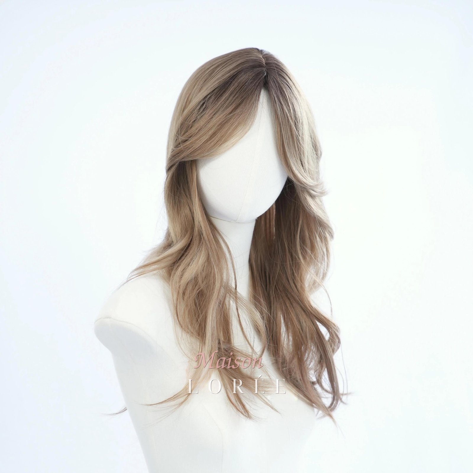 Perruque à balayage ondulée blonde cendrée de 22 pouces avec racines brunes et frange rideau – Image 2