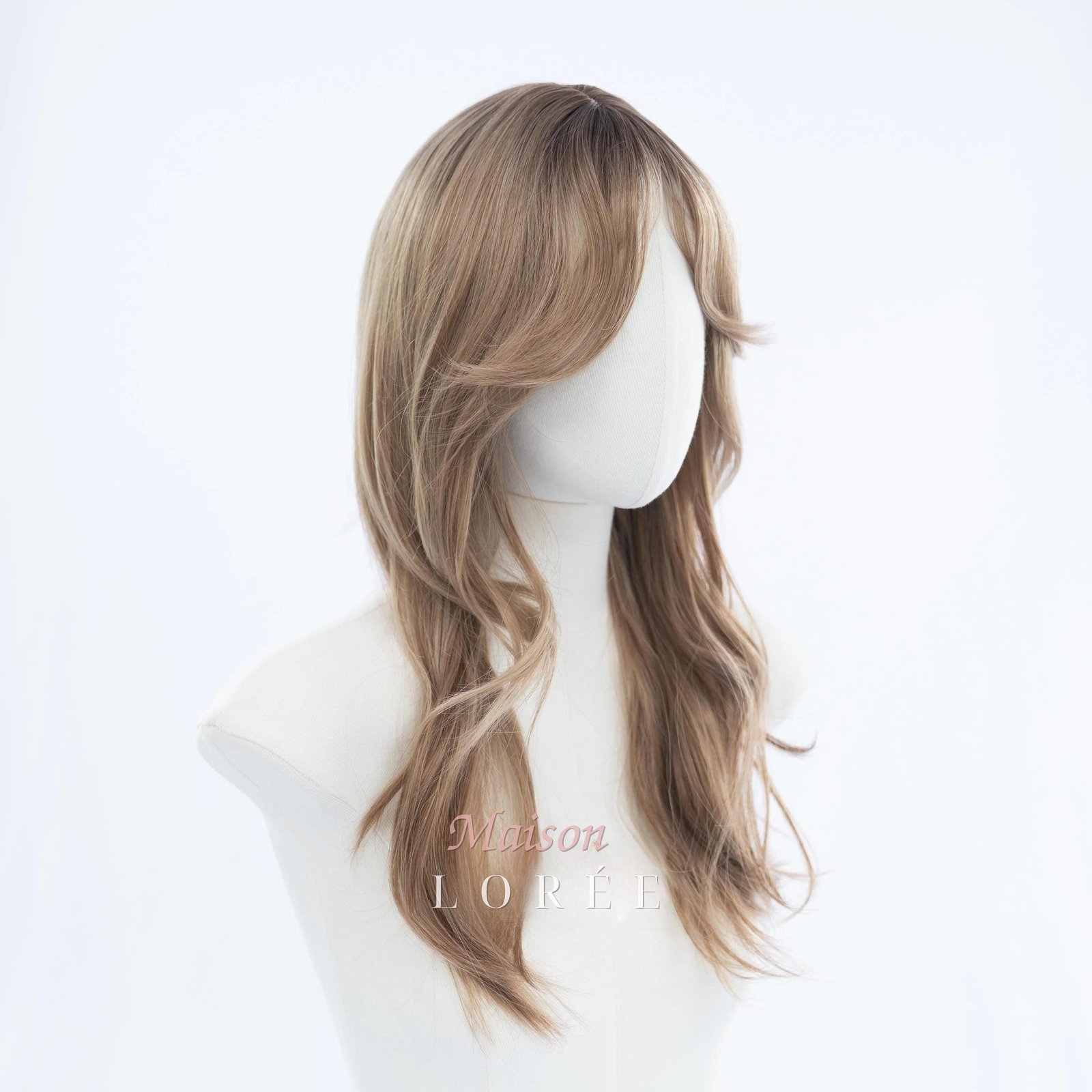 Perruque à balayage ondulée blonde cendrée de 22 pouces avec racines brunes et frange rideau – Image 3