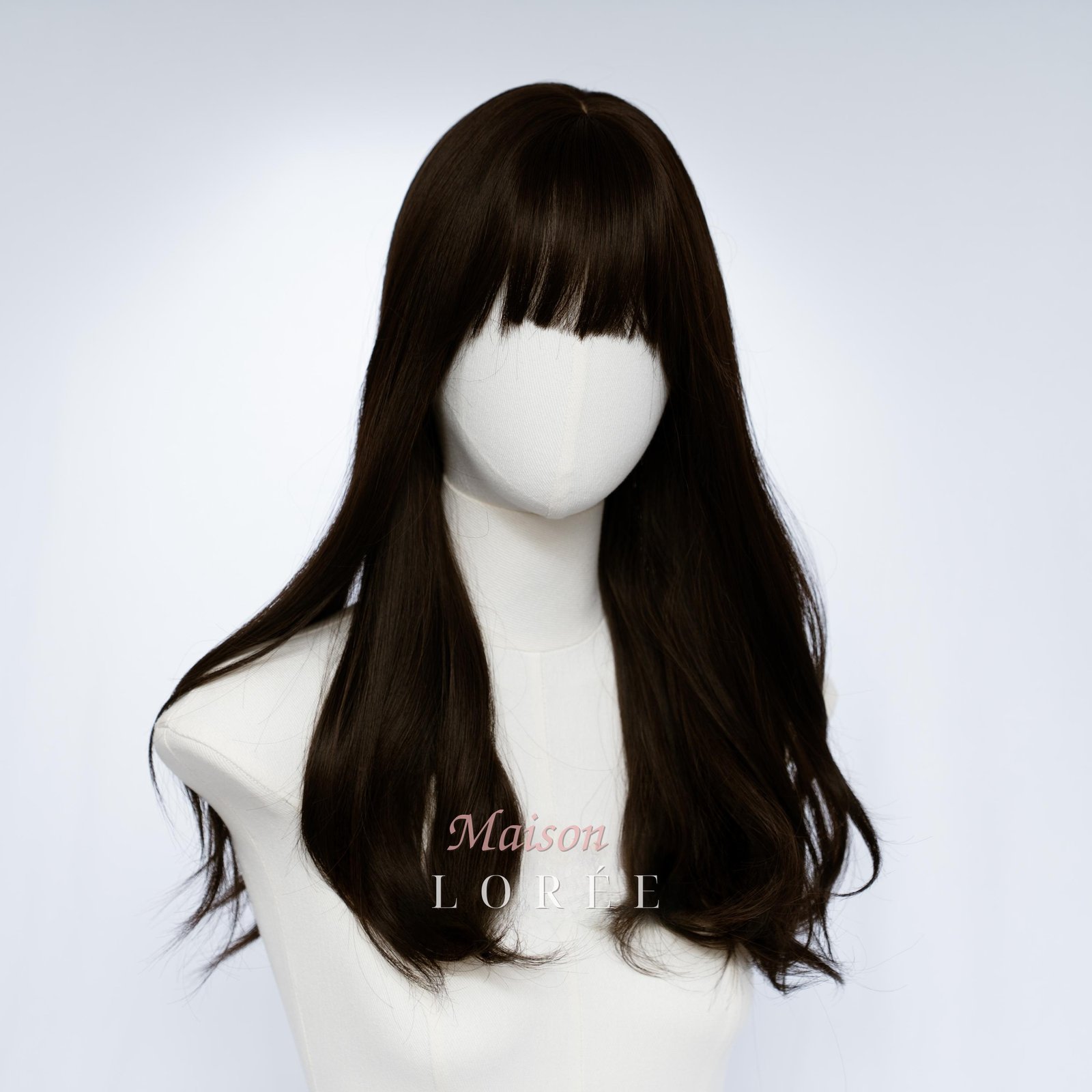 Perruque ondulée brun foncé de 50 cm (20 po.) avec frange – Image 3