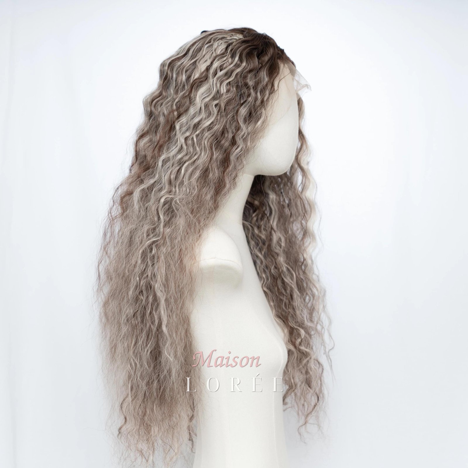 Perruque lace frontale 13 x 4 bouclée à balayage de 61 cm – Image 3