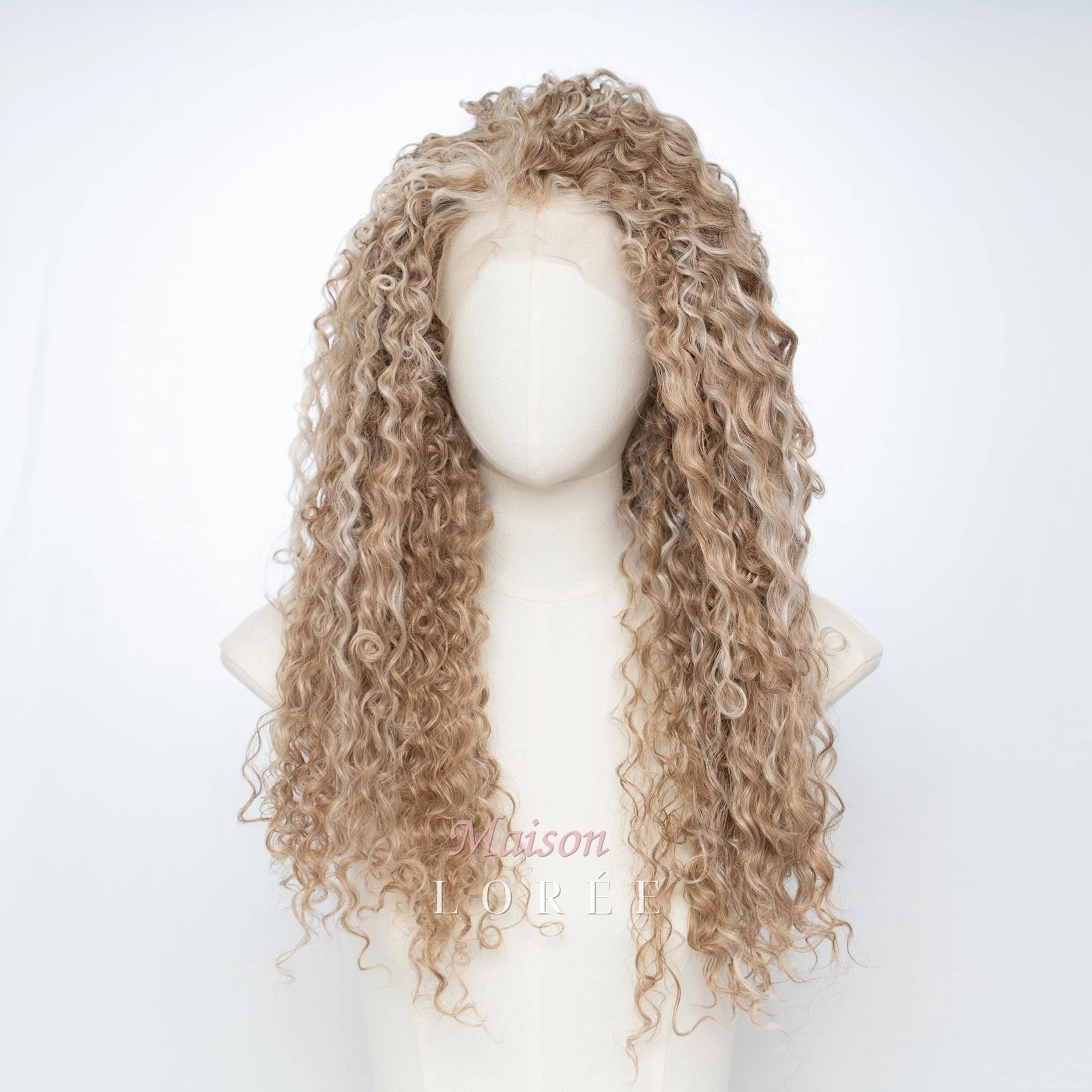 Perruque bouclée 13 x 4 lacets beige cendré à balayage de 50 cm – Image 2