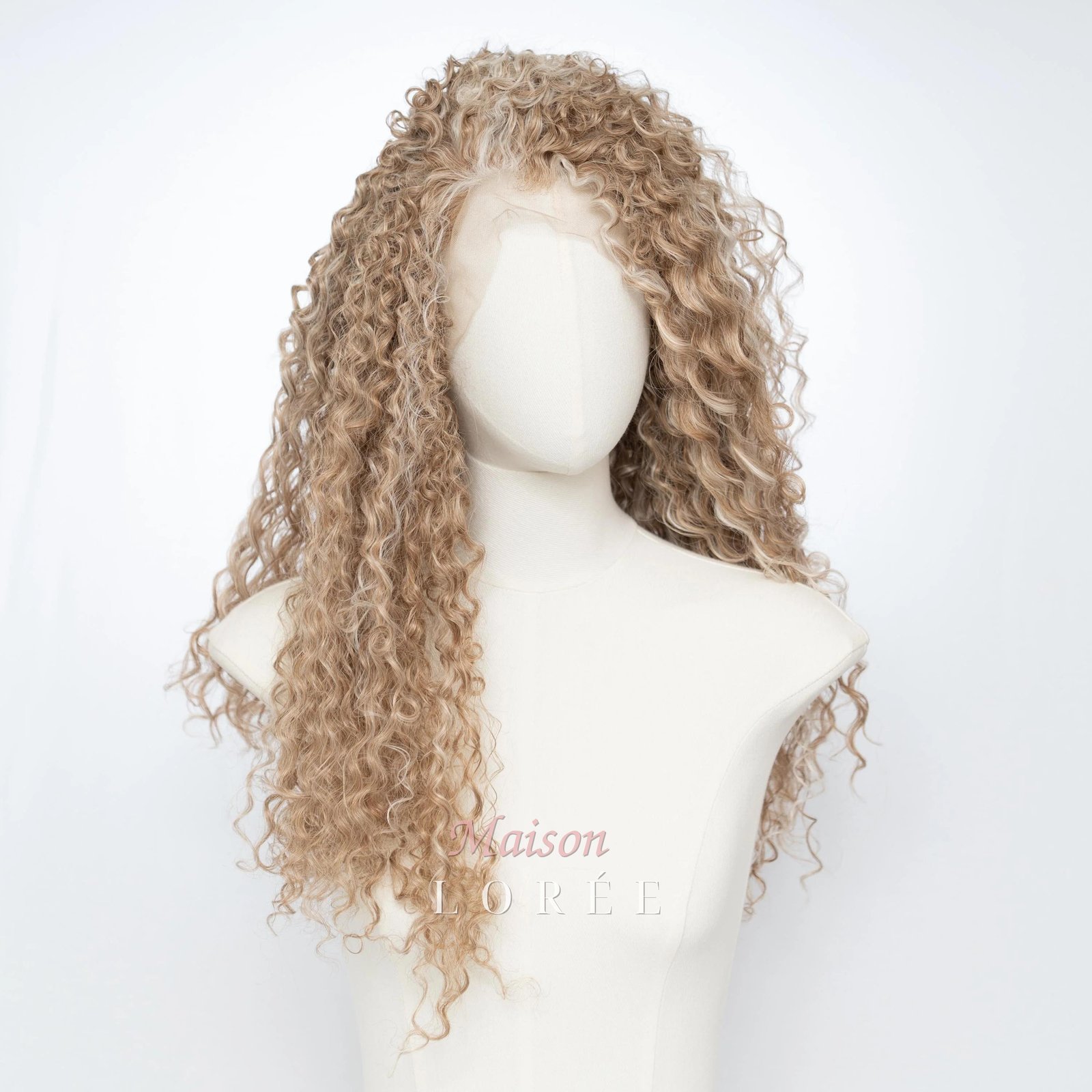 Perruque bouclée 13 x 4 lacets beige cendré à balayage de 50 cm – Image 3