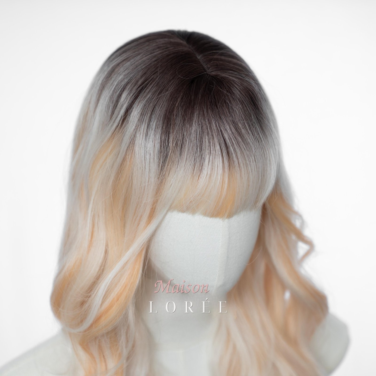 Ondulée ombrée de 26 pouces avec frange — Blond 65 cm — ondulée, 65 cm, teinte blond — vue de trois quarts