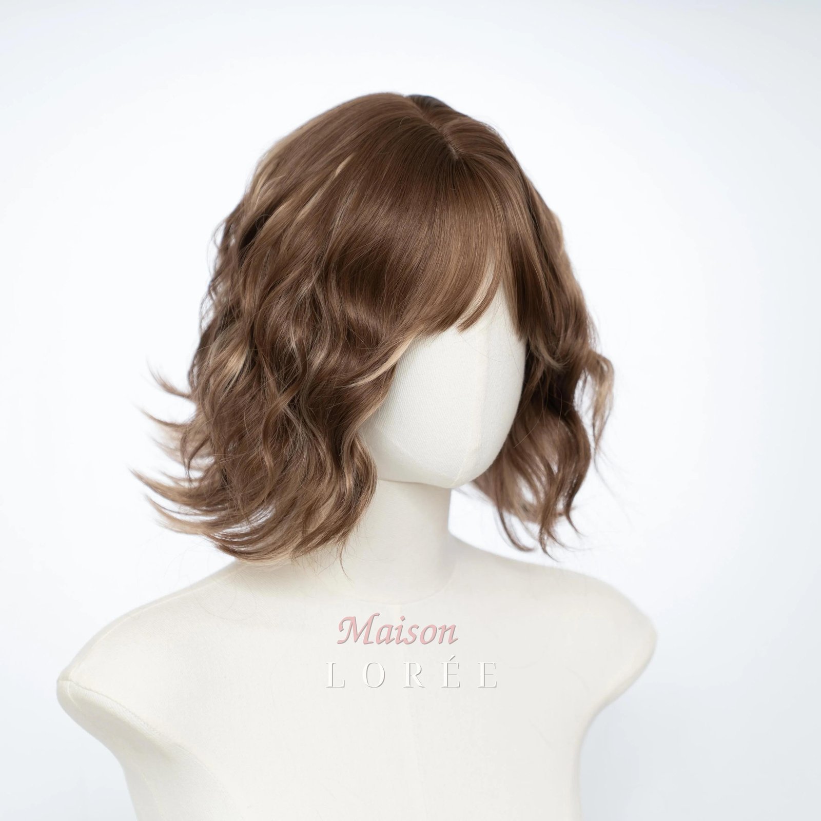 Perruque carrée ondulée brun caramel de 30 cm (12 po.) – Image 2