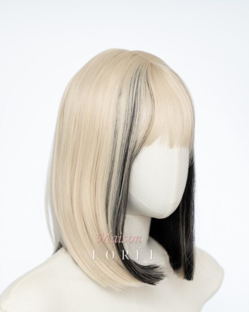 Perruque blonde droite de 30 cm (12 po.) avec mèches noires et frange