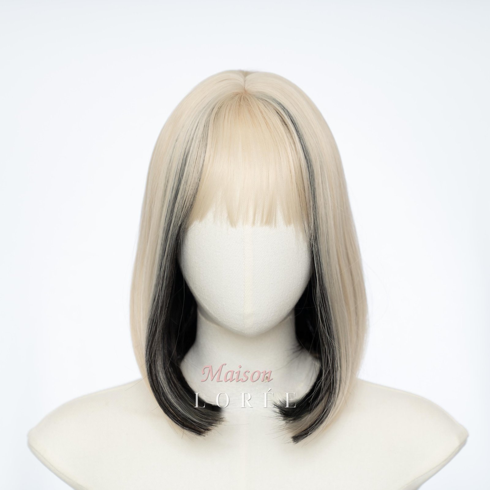 Perruque blonde droite de 30 cm (12 po.) avec mèches noires et frange – Image 2