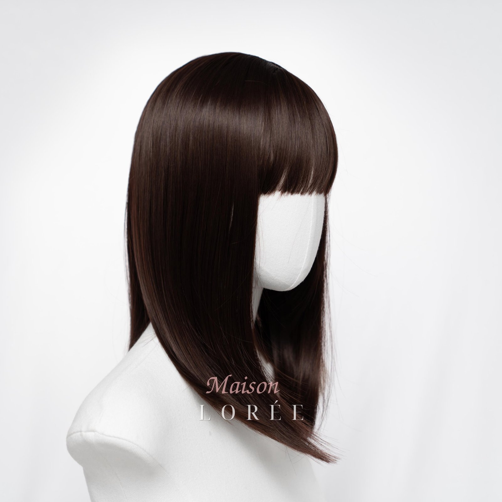 Perruque carrée marron foncé avec frange — lisse, 40 cm, teinte brun — portée, vue de face