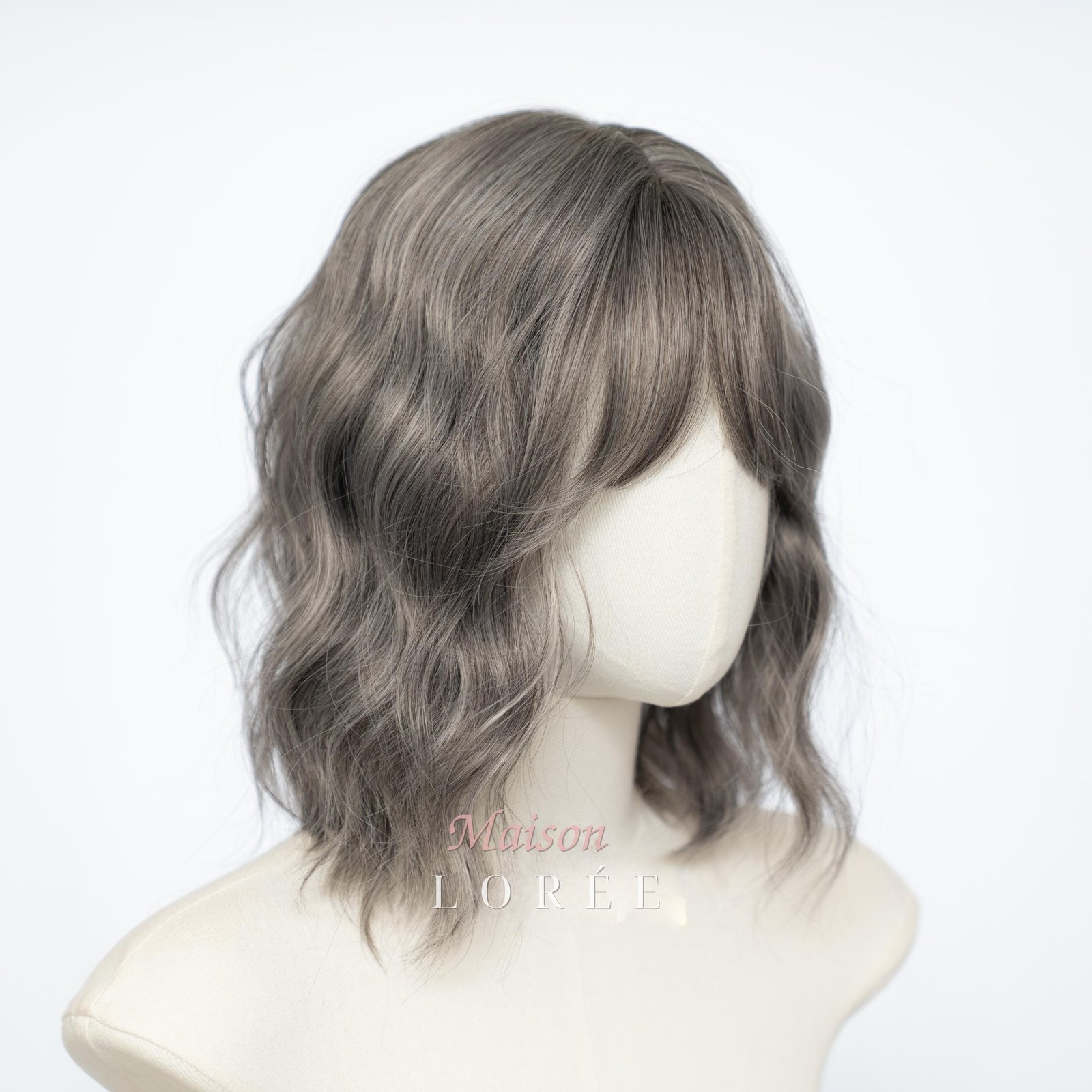 Perruque carrée ondulée gris sel et poivre de 30 cm (12 po.) avec frange – Image 2